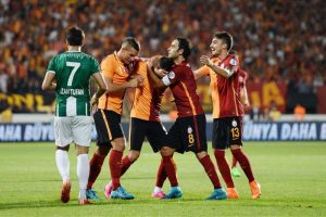 Öztekin nyakába borulhattak a társak – az ő góljával szerzett újabb trófeát a Galatasaray (forrás: twitter.com/galatasaraysk)