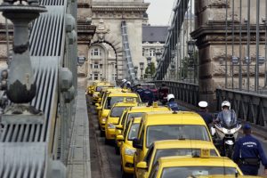 taxi-20160503taxis-tuntetes-az-uber1