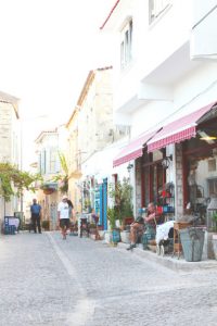 Forrás: http://www.perpetuallychic.com/2014/01/alacati-turkey/