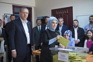 Isztambul, 2015. június 7. Recep Tayyip Erdogan török elnök neje, Emine leadja szavazatát a törökországi parlamenti választásokon Isztambulban 2015. június 7-én. (MTI/EPA/Tolga Bozoglu)