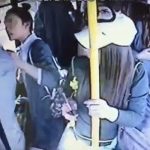 Rossz buszon kezdte zaklatni női utastársát, agyba-főbe verték