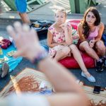 13 országon át hurcolt végig egy kanapét két lány, hogy menekült gyerekeken segítsenek