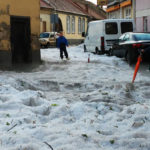 Macaristan’da yaz arifesindeki fırtına ve dolu hayatı felç etti