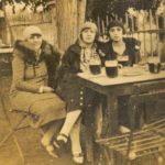 Átalakuló Törökország: a Bomonti Sörgyár kertjében sört iszogató nők egy korabeli felvételen