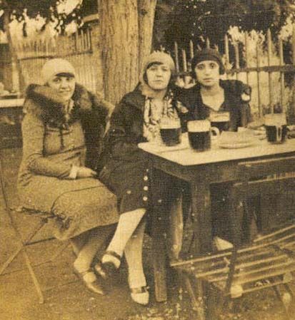 Átalakuló Törökország: a Bomonti Sörgyár kertjében sört iszogató nők egy korabeli felvételen