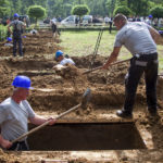 Macaristan’da mezar kazma yarışması düzenlendi