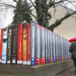 Bu kasabada kütüphanenin bahçe duvarı bile kitaplardan