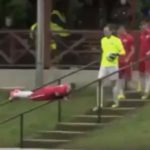 Sahaya tırabzanlardan kayarak inen futbolcu sosyal medyayı salladı