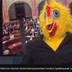 Herkese ‘bedava bira vadeden’ parti sözcüsü devlet televizyonuna tavuk kostümüyle çıktı