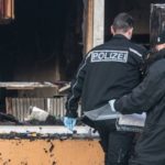 polizisten-an-dem-von-feuer