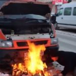 Háborús módszerrel indította be autóját ez a török sofőr