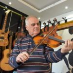 Magyarországon is zongorázott a 20 hangszeren játszó zenész