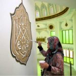 A török özvegy befejezi férje utolsó kalligráfiáit