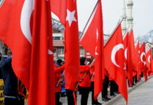 Minden adott lenne, hogy a világ sztárja legyen az ország, mely évek óta a szakadék szélén egyensúlyoz