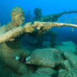 Meglepő látvány: puskával harcoló katonák a tenger fenekén