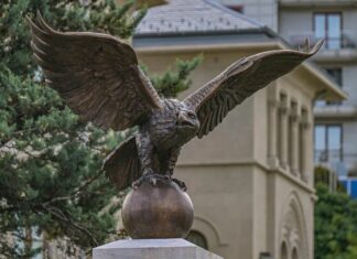 Ankara’nın ilk “Tuğrul Kuşu” heykeli Macaristan Büyükelçiliği’nin ev sahipliğinde açıldı