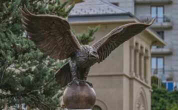 Ankara’nın ilk “Tuğrul Kuşu” heykeli Macaristan Büyükelçiliği’nin ev sahipliğinde açıldı