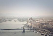 Macaristan: Çocuklara İstismara Kitlesel Protesto