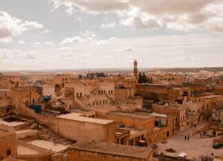 Erről szól a TV2 új török sorozata, a Távoli város