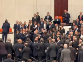 Tömegverekedés tört ki a török parlamentben az új igazságügyi miniszter miatt
