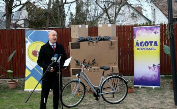 Megható pillanatok Szegeden: a török küldöttség tíz biciklivel lepte meg az ÁGOTA fiataljait