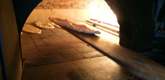 Isztambul egyik legjobb török kebab éttermének belsejében! Kenyerek és kebabok