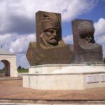 macaristan-kanuni-heykeli-1-